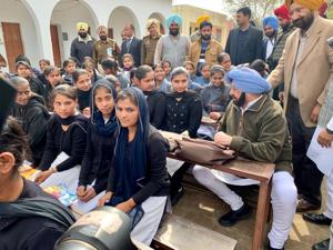 Punjab chief minister Captain Amarinder Singh interacting with students of a school at Dhyanpur in Gurdaspur district on Friday.(HT PHOTO) Punjab chief minister Captain Amarinder Singh interacting with students of a school at Dhyanpur in Gurdaspur district on Friday.(HT PHOTO)