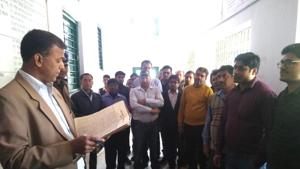Bihar Board chairman Anand Kishor with teachers and officials(HT) Bihar Board chairman Anand Kishor with teachers and officials(HT)