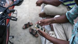 An 18-year-old man who was cheated into buying a fake cellphone online posed as a courier and helped the police nab a man who had been similarly duping people by posting advertisements online and selling fake Apple iPhones for six months.(Bloomberg) An 18-year-old man who was cheated into buying a fake cellphone online posed as a courier and helped the police nab a man who had been similarly duping people by posting advertisements online and selling fake Apple iPhones for six months.(Bloomberg)