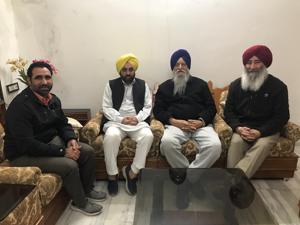 Lok Sabha Elections 2019: File photo of Aam Aadmi Party MP Bhagwant Singh Mann (2L) meeting with Shiromani Akali Dal (Taksali) president Ranjit Singh Brahmpura (2R) and his son Ravinder Singh Brahmpura (R) at his residence in Amritsar. The two parties are yet to reach a consensus over the Anandpur LS constituency.(HT File) Lok Sabha Elections 2019: File photo of Aam Aadmi Party MP Bhagwant Singh Mann (2L) meeting with Shiromani Akali Dal (Taksali) president Ranjit Singh Brahmpura (2R) and his son Ravinder Singh Brahmpura (R) at his residence in Amritsar. The two parties are yet to reach a consensus over the Anandpur LS constituency.(HT File)