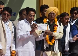 A farmer handing over his declaration form to Madhya Pradesh chief minister Kamal Nath to avail loan waiver under Jai Kisan Rin Mukti Yojna at a hotel in Bhopal on January 15, 2019. (Photo by Mujeeb Faruqui/Hindustan Times)(HT File photo) A farmer handing over his declaration form to Madhya Pradesh chief minister Kamal Nath to avail loan waiver under Jai Kisan Rin Mukti Yojna at a hotel in Bhopal on January 15, 2019. (Photo by Mujeeb Faruqui/Hindustan Times)(HT File photo)