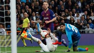 Ivan Rakitic scores Barcelona’s winning goal against Real Madrid on Saturday.(REUTERS) Ivan Rakitic scores Barcelona’s winning goal against Real Madrid on Saturday.(REUTERS)