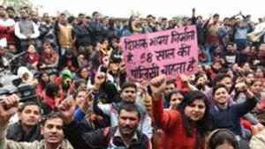 Guest Teachers of Delhi Govt schools, whose contract ended on 28 February, protested outside the residence of Deputy chief minister of Delhi Manish Sisodia, at Mathura road in New Delhi. (Photo by Arvind Yadav/ Hindustan Times)(Arvind Yadav/HT PHOTO) Guest Teachers of Delhi Govt schools, whose contract ended on 28 February, protested outside the residence of Deputy chief minister of Delhi Manish Sisodia, at Mathura road in New Delhi. (Photo by Arvind Yadav/ Hindustan Times)(Arvind Yadav/HT PHOTO)