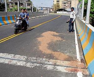 The spot on Meenatai Thackeray flyover where the accident took place.(Praful Gangurde/HT)