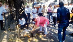 Arvind Shinde, senior Congressman, during the groundbreaking ceremony of Zero Stone on Sadhu Vaswani Mission road on Monday.(HT/PHOTO) Arvind Shinde, senior Congressman, during the groundbreaking ceremony of Zero Stone on Sadhu Vaswani Mission road on Monday.(HT/PHOTO)