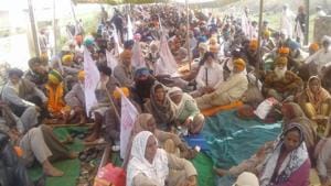 Farmers continue blocking Amritsar-Delhi rail route on second consecutive day.(Photo: Hindustan Times) Farmers continue blocking Amritsar-Delhi rail route on second consecutive day.(Photo: Hindustan Times)