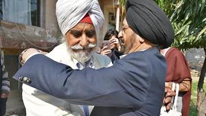 Major Dalbir Singh Virk (L) and his cousin Amir Singh Virk were reunited, in New Delhi on March 5, after 72 years.(HT Photo/Raj K Raj) Major Dalbir Singh Virk (L) and his cousin Amir Singh Virk were reunited, in New Delhi on March 5, after 72 years.(HT Photo/Raj K Raj)
