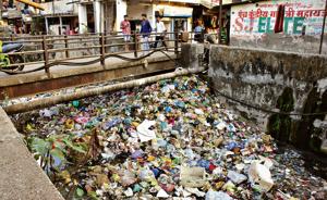 Slum dwellers near Nulpada in Thane dump garbage into the nearby nullah.(Praful Gangurde/ HT) Slum dwellers near Nulpada in Thane dump garbage into the nearby nullah.(Praful Gangurde/ HT)