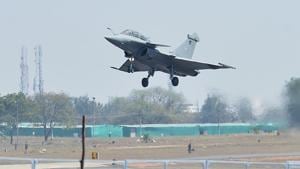 A Dassault's Rafale fighter jet takes off during a flying display during Aero India 2019 airshow at the Yelahanka Air Force station, in Bangalore on February 20.(AFP Photo) A Dassault's Rafale fighter jet takes off during a flying display during Aero India 2019 airshow at the Yelahanka Air Force station, in Bangalore on February 20.(AFP Photo)