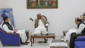 Congress president Rahul Gandhi meets former Prime Minister and Janata Dal (S) leader HD Deve Gowda in New Delhi on Wednesday.(PTI) Congress president Rahul Gandhi meets former Prime Minister and Janata Dal (S) leader HD Deve Gowda in New Delhi on Wednesday.(PTI)