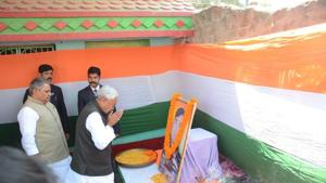 CM paid homage to soldier killed in Pulwama attack.(HT) CM paid homage to soldier killed in Pulwama attack.(HT)