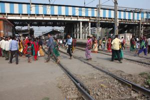 The railway crossing is the only east-west connect, which is why it has become an accident-prone zone.(Praful Gangurde/ HT Photo) The railway crossing is the only east-west connect, which is why it has become an accident-prone zone.(Praful Gangurde/ HT Photo)