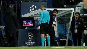 Referee Damir Skomina reviews an incident on VAR before awarding a penalty to Manchester United against PSG on Wednesday.(Action Images via Reuters) Referee Damir Skomina reviews an incident on VAR before awarding a penalty to Manchester United against PSG on Wednesday.(Action Images via Reuters)