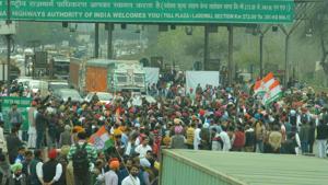 High drama was seen as hundreds of Congress workers and leaders thronged the site, and opened the toll barriers.(HT Photo) High drama was seen as hundreds of Congress workers and leaders thronged the site, and opened the toll barriers.(HT Photo)
