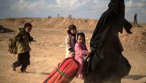 A woman evacuated, with her children, from the Islamic State (IS) group's embattled holdout of Baghouz arrives at a screening area held by the US-backed Kurdish-led Syrian Democratic Forces (SDF), in the eastern Syrian province of Deir Ezzor, on March 6, 2019.(AFP photo) A woman evacuated, with her children, from the Islamic State (IS) group's embattled holdout of Baghouz arrives at a screening area held by the US-backed Kurdish-led Syrian Democratic Forces (SDF), in the eastern Syrian province of Deir Ezzor, on March 6, 2019.(AFP photo)