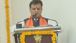MLA Jawahar Chavda who resigned from Congress and joined BJP yesterday, takes oath as a minister in Gujarat government.(ANI/Twitter) MLA Jawahar Chavda who resigned from Congress and joined BJP yesterday, takes oath as a minister in Gujarat government.(ANI/Twitter)