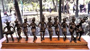 At the exhibition curated by children, a bronze composite of Madiya tribals from Chhattisgarh performing their traditional dance, Gaur, symbolises teamwork.(Anshuman Poyrekar / HT Photo) At the exhibition curated by children, a bronze composite of Madiya tribals from Chhattisgarh performing their traditional dance, Gaur, symbolises teamwork.(Anshuman Poyrekar / HT Photo)