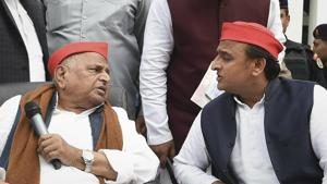 Samajwadi Party president Akhilesh Yadav with father and party patron Mulayam Singh Yadav at a public meeting with SP workers in Lucknow on February 21, 2019.(PTI) Samajwadi Party president Akhilesh Yadav with father and party patron Mulayam Singh Yadav at a public meeting with SP workers in Lucknow on February 21, 2019.(PTI)