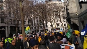 A clash broke out between groups of rival demonstrators assembled outside the Indian High Commission in London on Saturday.(ANI/Twitter) A clash broke out between groups of rival demonstrators assembled outside the Indian High Commission in London on Saturday.(ANI/Twitter)