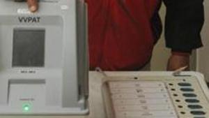 An electoral officer demonstrates an EVM and a VVPAT during a review meeting in Patna on January 18.(HT File Photo) An electoral officer demonstrates an EVM and a VVPAT during a review meeting in Patna on January 18.(HT File Photo)