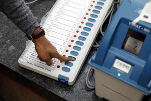 An election commission official gives a demo of a VVPAT machine.(Rahul Raut/HT PHOTO) An election commission official gives a demo of a VVPAT machine.(Rahul Raut/HT PHOTO)
