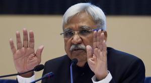 India's Chief Election Commissioner Sunil Arora gestures while speaking to the media during a news conference in New Delhi, India, March 10, 2019.(REUTERS PHOTO) India's Chief Election Commissioner Sunil Arora gestures while speaking to the media during a news conference in New Delhi, India, March 10, 2019.(REUTERS PHOTO)