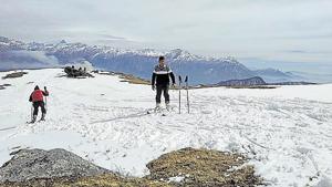 Tourists enjoy skiing at Khaliya Top in Munsiyari.(HT Photo) Tourists enjoy skiing at Khaliya Top in Munsiyari.(HT Photo)