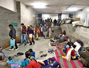 Pushed out of pavements, patients and their families have come to occupy the subway outside AIIMS.(Burhaan Kinu/HT Photo) Pushed out of pavements, patients and their families have come to occupy the subway outside AIIMS.(Burhaan Kinu/HT Photo)