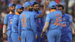 Bhuvneshwar Kumar, center without cap, celebrates with teammates the dismissal of Australia's captain Aaron Finch.(AP) Bhuvneshwar Kumar, center without cap, celebrates with teammates the dismissal of Australia's captain Aaron Finch.(AP)