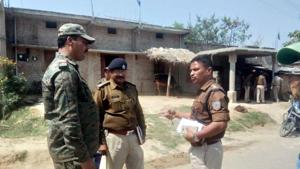 Police officials investigating after a murder by eve teasers at Haidernagar in Palamu(HT) Police officials investigating after a murder by eve teasers at Haidernagar in Palamu(HT)