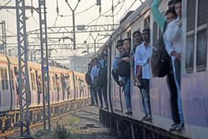 Teams of Railway Protection Force (RPF) personnel will be deployed in crowded local trains to identify those standing on footboards and blocking entry and exit of other passengers.(HT FILE) Teams of Railway Protection Force (RPF) personnel will be deployed in crowded local trains to identify those standing on footboards and blocking entry and exit of other passengers.(HT FILE)