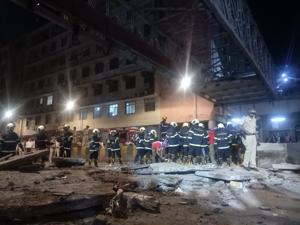 Fire brigade and disaster management officials are at the spot and rescue operations are underway.(Bhushan Koyande/HT) Fire brigade and disaster management officials are at the spot and rescue operations are underway.(Bhushan Koyande/HT)
