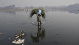In an affidavit filed before the court, the state of Haryana said that the national capital is “discharging substantial quantity of water to the downstream of Wazirabad causing huge loss of precious water”.(Biplov Bhuyan/HT File Photo) In an affidavit filed before the court, the state of Haryana said that the national capital is “discharging substantial quantity of water to the downstream of Wazirabad causing huge loss of precious water”.(Biplov Bhuyan/HT File Photo)