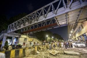 While several people were trapped under the debris of the collapsed slab on the road, many vehicles passing under it had a narrow escape.(Kunal Patil/HT Photo) While several people were trapped under the debris of the collapsed slab on the road, many vehicles passing under it had a narrow escape.(Kunal Patil/HT Photo)