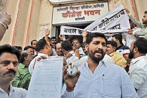 Congress workers took to the streets after the current member of Parliament and Swabhimani Shetkari Sanghatana’s founder Raju Shetti sought the Sangli, Wardha or Buldhana seats to join the alliance.(Uday Deolekar/HT Photo) Congress workers took to the streets after the current member of Parliament and Swabhimani Shetkari Sanghatana’s founder Raju Shetti sought the Sangli, Wardha or Buldhana seats to join the alliance.(Uday Deolekar/HT Photo)