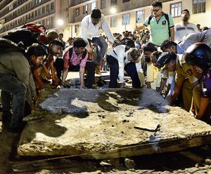 The CSMT bridge was constructed by the BMC in 1988. The civic body carried out beautification, including colouring and replacing of tiles with granite, in 2016.(Bhushan Koyande/HT Photo) The CSMT bridge was constructed by the BMC in 1988. The civic body carried out beautification, including colouring and replacing of tiles with granite, in 2016.(Bhushan Koyande/HT Photo)