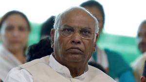 Congress leader Mallikarjun Kharge told Prime Minister Narendra Modi reiterating his objection to invitation extended to him as ‘special invitee’ at the Lokpal selection committee meeting.(HT photo) Congress leader Mallikarjun Kharge told Prime Minister Narendra Modi reiterating his objection to invitation extended to him as ‘special invitee’ at the Lokpal selection committee meeting.(HT photo)