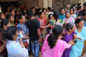 Family of Bhakti Shinde, one of the nurses killed in the bridge collapse on Thursday, during her final rites at Dombivli.(HT photo) Family of Bhakti Shinde, one of the nurses killed in the bridge collapse on Thursday, during her final rites at Dombivli.(HT photo)