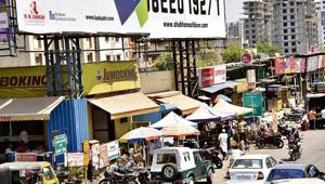 According to the development plan, the width of the road from Wakad chowk to Dange chowk should be 45 metres, however, the road is only 24 metres. The road is now encroached by hawkers.(HT Photo) According to the development plan, the width of the road from Wakad chowk to Dange chowk should be 45 metres, however, the road is only 24 metres. The road is now encroached by hawkers.(HT Photo)