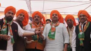 Organised by the Bharatiya Janata Yuva Morcha (BJYM), the rally saw all senior leaders, including state BJP president Shwait Malik, minister of state for social justice and empowerment Vijay Sampla and Phagwara MLA Som Parkash, addressing the public in saffron turbans.(HT Photo) Organised by the Bharatiya Janata Yuva Morcha (BJYM), the rally saw all senior leaders, including state BJP president Shwait Malik, minister of state for social justice and empowerment Vijay Sampla and Phagwara MLA Som Parkash, addressing the public in saffron turbans.(HT Photo)
