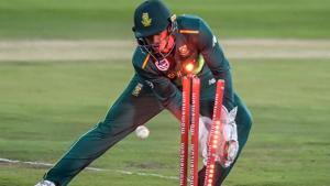 South Africa's wicketkeeper Quinton de Kock breaks the stumps to run out Sri Lanka's Kusal Mendis.(AFP) South Africa's wicketkeeper Quinton de Kock breaks the stumps to run out Sri Lanka's Kusal Mendis.(AFP)