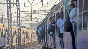 Two days after Western Railway (WR) shut the track crossing at Jogeshwari station, authorities have been finding it difficult to manage the crowd on platforms 1 and 2 and on the foot overbridges (Photo by Pratik Chorge/ Hindustan Times)(Pratik Chorge/HT PHOTO) Two days after Western Railway (WR) shut the track crossing at Jogeshwari station, authorities have been finding it difficult to manage the crowd on platforms 1 and 2 and on the foot overbridges (Photo by Pratik Chorge/ Hindustan Times)(Pratik Chorge/HT PHOTO)