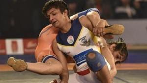 Ritu Phogat (white singlet) in action during the Pro Wrestling League final match.(Hindustan Times) Ritu Phogat (white singlet) in action during the Pro Wrestling League final match.(Hindustan Times)