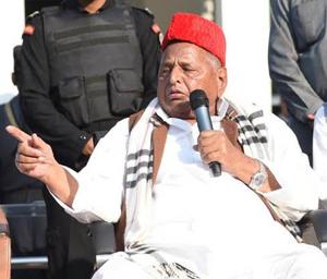Samajwadi Party founder Mulayam Singh Yadav addresses party workers at party office in Lucknow on Tuesday(Ritu Singh) Samajwadi Party founder Mulayam Singh Yadav addresses party workers at party office in Lucknow on Tuesday(Ritu Singh)