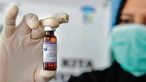 A worker holds a measles-rubella (MR) vaccine. Over 55 lakh children in Delhi were to be given the vaccine in two months.(AFP) A worker holds a measles-rubella (MR) vaccine. Over 55 lakh children in Delhi were to be given the vaccine in two months.(AFP)