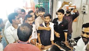 Savitribai Phule Pune University students protest against the bad quality of food on Tuesday.(HT Photo) Savitribai Phule Pune University students protest against the bad quality of food on Tuesday.(HT Photo)