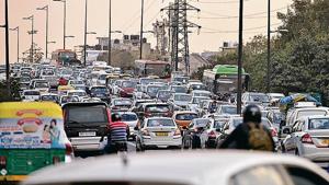 The snarl on the Ashram flyover on Wednesday. The Maharani Bagh foot overbridge has been closed for repair, forcing pedestrians to cross the road at surface, slowing down traffic.(Burhaan Kinu/ HT Photo) The snarl on the Ashram flyover on Wednesday. The Maharani Bagh foot overbridge has been closed for repair, forcing pedestrians to cross the road at surface, slowing down traffic.(Burhaan Kinu/ HT Photo)