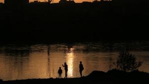 Iraqi people walk near the Tigris River in Mosul, Iraq.(REUTERS/Representative image) Iraqi people walk near the Tigris River in Mosul, Iraq.(REUTERS/Representative image)