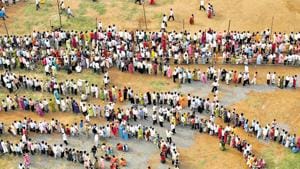 People stand in queues to cast their votes at a polling centre.(Manoj Patil / HT Photo) People stand in queues to cast their votes at a polling centre.(Manoj Patil / HT Photo)