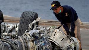 An Indonesian National Transportation Safety Commission (KNKT) official examines a turbine engine from the Lion Air flight JT610 at Tanjung Priok port in Jakarta, Indonesia, November 4, 2018.(REUTERS) An Indonesian National Transportation Safety Commission (KNKT) official examines a turbine engine from the Lion Air flight JT610 at Tanjung Priok port in Jakarta, Indonesia, November 4, 2018.(REUTERS)